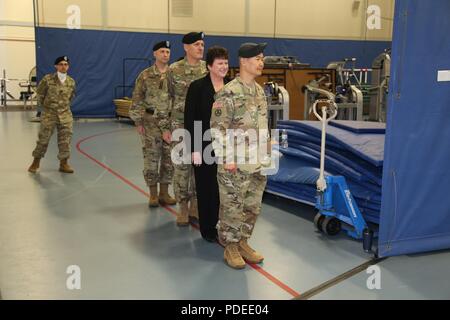 Mitglieder der offiziellen Partei während der Fort McCoy Garnison Change-of-Befehl Zeremonie 19. Mai 2018, am Fort McCoy, Wis Kol Hui Chae Kim das Kommando über die Garnison von Oberst David J. Pinter Sr. Installation Management Command-Readiness Regisseur Brenda Lee McCullough den Vorsitz über die Zeremonie gezeigt. Die Change-of-Befehl Zeremonie fand zur gleichen Zeit wie die 2018 Bundeswehr Tag der offenen Tür bei der Installation. Stockfoto