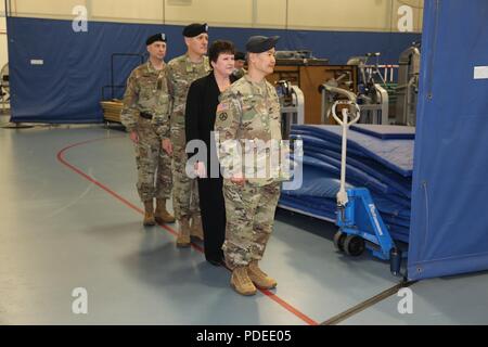 Mitglieder der offiziellen Partei während der Fort McCoy Garnison Change-of-Befehl Zeremonie 19. Mai 2018, am Fort McCoy, Wis Kol Hui Chae Kim das Kommando über die Garnison von Oberst David J. Pinter Sr. Installation Management Command-Readiness Regisseur Brenda Lee McCullough den Vorsitz über die Zeremonie gezeigt. Die Change-of-Befehl Zeremonie fand zur gleichen Zeit wie die 2018 Bundeswehr Tag der offenen Tür bei der Installation. Stockfoto