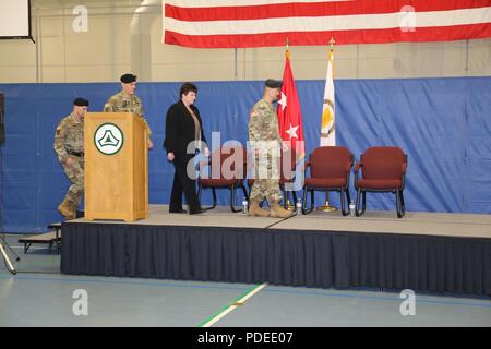 Mitglieder der offiziellen Partei während der Fort McCoy Garnison Change-of-Befehl Zeremonie 19. Mai 2018, am Fort McCoy, Wis Kol Hui Chae Kim das Kommando über die Garnison von Oberst David J. Pinter Sr. Installation Management Command-Readiness Regisseur Brenda Lee McCullough den Vorsitz über die Zeremonie gezeigt. Die Change-of-Befehl Zeremonie fand zur gleichen Zeit wie die 2018 Bundeswehr Tag der offenen Tür bei der Installation. Stockfoto