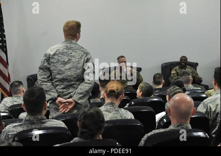 Ein noncommissioned Officer fragt eine Frage während einer älteren Unteroffiziere auf der zweiten jährlichen Atlantik Streifen Konferenz, der US-Streitkräfte in Europa und Afrika Conference Center auf der Air Base Ramstein, Deutschland, 17. Mai 2018 abgehalten wurde. Die Konferenz bewusst entwickeln Junior Unteroffiziere, die potenzielle auf höheren Ebenen zu führen, zeigen. Stockfoto