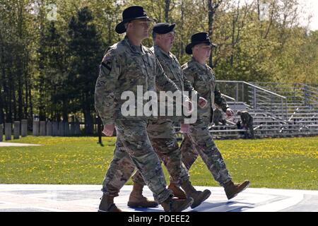 Oberst Paul Larson (Mitte), der Kommandeur der zweiten Brigade Combat Team, 10 Mountain Division, führt die Überprüfung der Partei der 1. Staffel, 89th Cavalry Regiment Ändern des Befehls Zeremonie, Mai 16, 2018, am Fort Drum, New York. Vor nur einem Jahr, Laufe der larsons Karriere wurde verändert, wenn ein Fallschirm springen ihm mit einer Erschütterung, zurück, gebrochen und zerschlagen Bein. Stockfoto