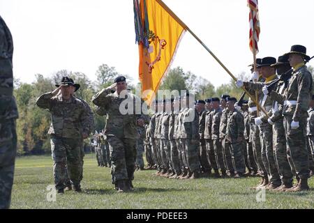 Oberst Paul Larson (Mitte), der Kommandeur der zweiten Brigade Combat Team, 10 Mountain Division, führt die Überprüfung der Partei der 1. Staffel, 89th Cavalry Regiment Ändern des Befehls Zeremonie, Mai 16, 2018, am Fort Drum, New York. Vor nur einem Jahr, Laufe der larsons Karriere wurde verändert, wenn ein Fallschirm springen ihm mit einer Erschütterung, zurück, gebrochen und zerschlagen Bein. Stockfoto