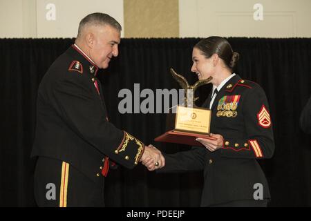 Der stellvertretende Kommandant des Marine Corps Gen. Glenn M. Walters, Links, präsentiert die James Nicholson Award für Marine Noncommissioned Officer Führung zu Staff Sgt. Jamie L. Murray, Marine Antenne Refueler Transport Squadron 252 (VMGR-252), Marine Flugzeuge Gruppe 14 (MAG-14), während die 47. jährliche Marine Corps Aviation Association (MCE) Symposium und Preisbankett, San Diego, Calif., 18. Mai 2018. Walters war der Gastredner für die Veranstaltung und präsentiert 13 Einheit Auszeichnungen und 16 individuelle Preise, die während der Zeremonie. Stockfoto