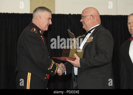 Der stellvertretende Kommandant des Marine Corps Gen. Glenn M. Walters, Links, präsentiert die Robert F. Gibson Award für Marine Air Command und Control Officer des Jahres zum Vater der Kapitän Steven E. Nye, Tactical Air Operations Center detachment Commander, Marine Air Control Squadron 4 (MACS-4), Marine Air Control Group (MACG-18) im Namen der Kapitän Nye während des 47. jährlichen Marine Corps Aviation Association (MCE) Symposium und Preisbankett, San Diego, Calif., 18. Mai 2018. Walters war der Gastredner für die Veranstaltung und präsentiert 13 Einheit Auszeichnungen und 16 individuelle Preise, die während der Zeremonie. Stockfoto