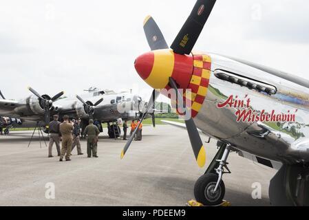 Und Bodencrews bewegen unter P-51 Mustangs, B-17 Flying Burgen und andere historische Flugzeuge aus dem Zweiten Weltkrieg kurz nach der Landung auf dem alten Wright Field Landebahn hinter dem Nationalen Museum der US Air Force, 17. Mai 2018, Wright-Patterson Air Force Base, Ohio. Die Flugzeuge waren auf statischen Anzeige als Teil der Feier des Museums von der Öffnung seiner Memphis Belle Anzeige im Anschluss an eine 3-jährige Restaurierung der historischen Bomber. Stockfoto