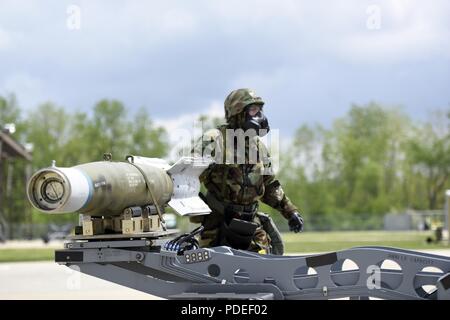 Flieger mit den 180 Fighter Wing Instandhaltungsgruppe verwendet eine Bombe ein MK-82 Allgemeine Bombe von einem Anhänger während einer Übung am 19. Mai 2018 zu entfernen. Flieger trug Mission-Oriented Persönliche Schutzausrüstung und gleichzeitig, Starten und Wiederherstellen von Flugzeugen, die in ein Umfeld, in dem die chemischen Angriff simulieren. Stockfoto