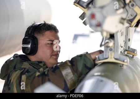 Flieger mit den 180 Fighter Wing Instandhaltungsgruppe verwendet eine Bombe Anheben eines MK-82 Allgemeine Bombe auf einem F-16 Fighting Falcon bei einem Training am 19. Mai 2018 zu laden. Flieger trug Mission-Oriented Persönliche Schutzausrüstung und gleichzeitig, Starten und Wiederherstellen von Flugzeugen, die in ein Umfeld, in dem die chemischen Angriff simulieren. Stockfoto