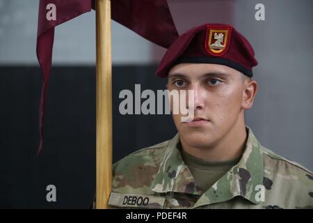 Die US-Armee Fallschirmjäger assined zu 407 Brigade Support Battalion, 82nd Airborne Division erwartet seine Inspektion während der Alle amerikanischen Woche Guidon Wettbewerb auf Fort Bragg, N.C., 17. Mai 2018. Die guidon Bearer dient als Sammelpunkt und Darstellung der einzelnen Einheit und ihrem Befehl Element. Stockfoto