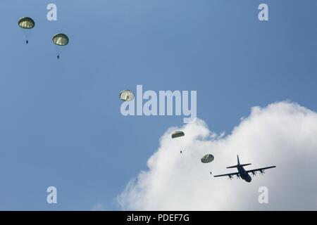 Italienische Fallschirmjäger springen aus einem US Marine Corps KC-130J am Höhepunkt für Joint STARS, ein bilaterales Training übung mit der Italienischen Streitkräfte und US-Marines, in Decimomannu, Sardinien, 18. Mai 2018. Special Purpose Marine Air-Ground Task Force-Crisis Response-Africa eingesetzt Krise - Reaktion und Theater - Security Operations in Europa und Afrika zu leiten. Stockfoto