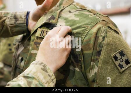 Ein Soldat von 3 Platoon, Delta Unternehmen, 1.Bataillon, 12 Infanterie Regiment, 2 Infantry Brigade Combat Team, 4 Infanterie Division, erhält die Bekämpfung Infanterist Abzeichen, 14. Mai 2018, während der Preisverleihung am Flugplatz Kandahar, Afghanistan. Die Soldaten des 3. Platoon erwarben ihre CIB während einer Improvised Explosive Device Vorfall, der am 28. März 2018 eingetreten ist. Stockfoto