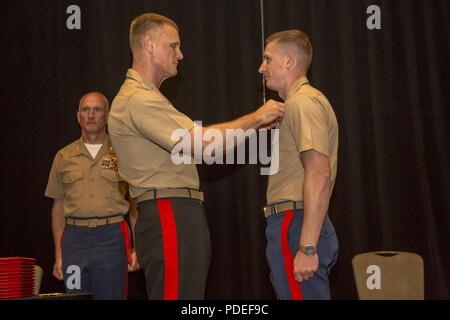 Der stellvertretende Kommandant für die Luftfahrt, Generalleutnant Steven R. Ruder, Sitz Marine Corps, Mitte, präsentiert die Unmanned Aerial Systems officer Insignien an Kapitän Joshua S. Brooks, eine unbemannte Flugzeuge Commander mit Marine Unmanned Aerial Vehicle Squadron (VMU) 3, 1. Marine Flugzeugflügel, während die 2018 Marine Corps Aviation Association Winging Zeremonie in San Diego, 18. Mai statt. Die Vergabe dieser Insignia fügt zu den bemerkenswerten Erbe der Tradition das Marine Corps" der Pionier der Luftfahrt excellence beim Einrichten der Standard für das Vorrücken remote Kampfhandlungen und warfightin Stockfoto