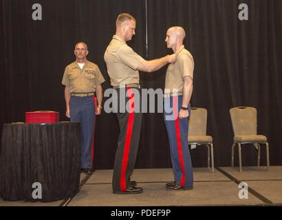 Der stellvertretende Kommandant für die Luftfahrt, Generalleutnant Steven R. Ruder, Sitz Marine Corps, Mitte, präsentiert die Unmanned Aerial Systems officer Insignien an Kapitän Anthony J. Heiman, eine unbemannte Flugzeuge Commander mit Marine Unmanned Aerial Vehicle Squadron (VMU) 4, 4. Marine Flugzeugflügel, während die 2018 Marine Corps Aviation Association Winging Zeremonie in San Diego, 18. Mai statt. Die Vergabe dieser Insignia fügt zu den bemerkenswerten Erbe der Tradition das Marine Corps" der Pionier der Luftfahrt excellence beim Einrichten der Standard für das Vorrücken remote Kampfhandlungen und warfighti Stockfoto