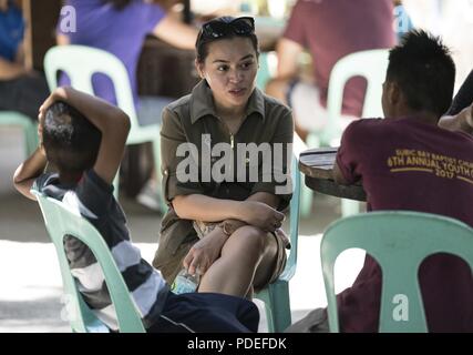 Ein US Air Force 17 Special Operations Squadron Mitglied engagiert sich mit philippinischen Jugendlichen aus Subic Bay's Kinderheim während einer Community Relations Veranstaltung Mai 12, 2018, in Subic Bay, Philippinen. Die militärische Mitglieder gezeigt, Aufwertung der lokalen Gemeinschaft während Balikatan 2018 mit einem Tag der Aktivitäten, die Eröffnungsfeier, musikalische Darbietungen, Mittagessen und Sport Spiele enthalten. Stockfoto