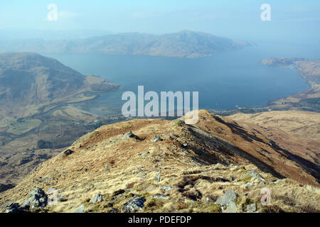 Ein Berg Aussichtspunkt auf sgurr Coire Choinnichean über den Atlantik und die Stadt von Inverie, Halbinsel Knoydart, Scottish Highlands, Schottland, Großbritannien. Stockfoto