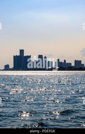 Detroit River Ansichten von Belle Isle anzeigen Downtown Detroit, Botschafter Brücke, und der kanadischen Grenze. Stockfoto