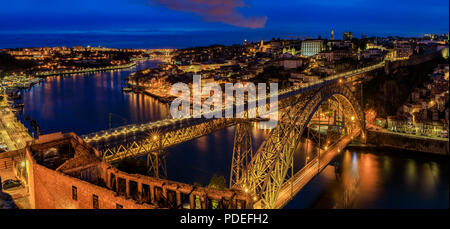 Panoramablick auf die Stadt Porto, Portugal über Dom Luis I Brücke und den Fluss Douro bei Sonnenuntergang Stockfoto