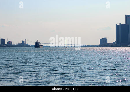 Detroit River Ansichten von Belle Isle anzeigen Downtown Detroit, Botschafter Brücke, und der kanadischen Grenze. Stockfoto