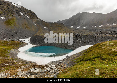 Winter's Rest Schnee am Tarn in Palmer Creek Valley in Southcentral Alaska. Stockfoto