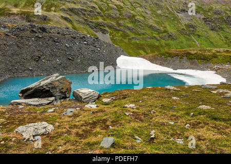 Winter's Rest Schnee am Tarn in Palmer Creek Valley in Southcentral Alaska. Stockfoto