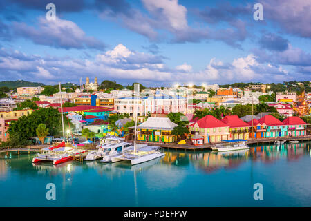 St. John's, Antigua und Barbuda Stadt Skyline Redcliffe Quay in der Abenddämmerung. Stockfoto