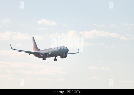Nowosibirsk, Russland - Juni 7, 2018: Boeing 737-8 LJ VP-BOA Rossiya Airlines Ansätze für die Landung auf dem internationalen Flughafen Tolmachevo. Stockfoto