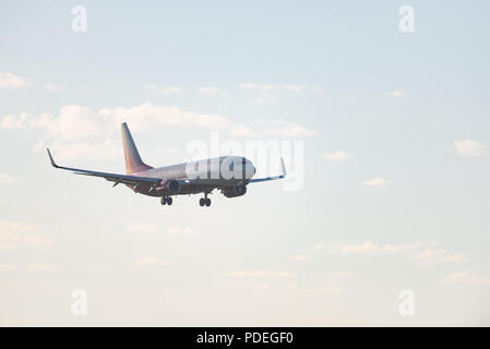 Nowosibirsk, Russland - Juni 7, 2018: Boeing 737-8 LJ VP-BOA Rossiya Airlines Ansätze für die Landung auf dem internationalen Flughafen Tolmachevo. Stockfoto