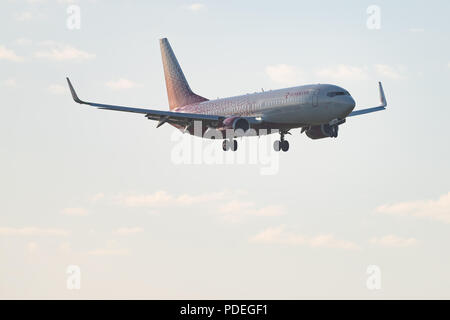 Nowosibirsk, Russland - Juni 7, 2018: Boeing 737-8 LJ VP-BOA Rossiya Airlines Ansätze für die Landung auf dem internationalen Flughafen Tolmachevo. Stockfoto