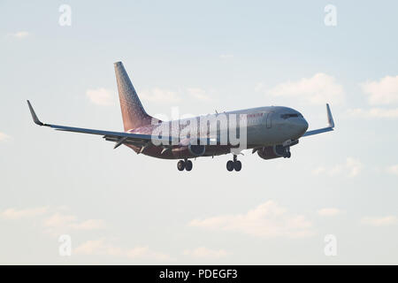 Nowosibirsk, Russland - Juni 7, 2018: Boeing 737-8 LJ VP-BOA Rossiya Airlines Ansätze für die Landung auf dem internationalen Flughafen Tolmachevo. Stockfoto