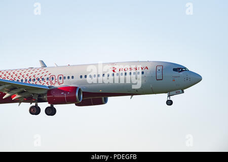 Nowosibirsk, Russland - Juni 7, 2018: Boeing 737-8 LJ VP-BOA Rossiya Airlines Ansätze für die Landung auf dem internationalen Flughafen Tolmachevo. Stockfoto