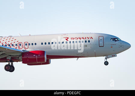 Nowosibirsk, Russland - Juni 7, 2018: Boeing 737-8 LJ VP-BOA Rossiya Airlines Ansätze für die Landung auf dem internationalen Flughafen Tolmachevo. Stockfoto