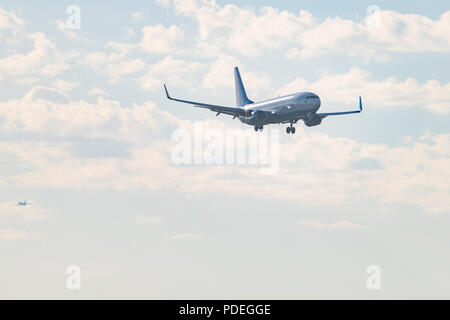 Nowosibirsk, Russland - Juni 7, 2018: Boeing 737-8 AL VP-BPV Pobeda Ansätze für die Landung auf dem internationalen Flughafen Tolmachevo. Stockfoto