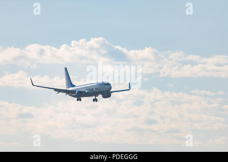 Nowosibirsk, Russland - Juni 7, 2018: Boeing 737-8 AL VP-BPV Pobeda Ansätze für die Landung auf dem internationalen Flughafen Tolmachevo. Stockfoto