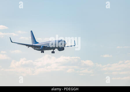 Nowosibirsk, Russland - Juni 7, 2018: Boeing 737-8 AL VP-BPV Pobeda Ansätze für die Landung auf dem internationalen Flughafen Tolmachevo. Stockfoto