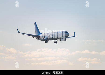 Nowosibirsk, Russland - Juni 7, 2018: Boeing 737-8 AL VP-BPV Pobeda Ansätze für die Landung auf dem internationalen Flughafen Tolmachevo. Stockfoto