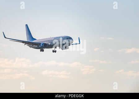 Nowosibirsk, Russland - Juni 7, 2018: Boeing 737-8 AL VP-BPV Pobeda Ansätze für die Landung auf dem internationalen Flughafen Tolmachevo. Stockfoto