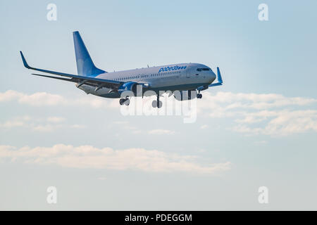 Nowosibirsk, Russland - Juni 7, 2018: Boeing 737-8 AL VP-BPV Pobeda Ansätze für die Landung auf dem internationalen Flughafen Tolmachevo. Stockfoto