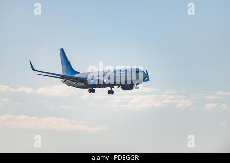 Nowosibirsk, Russland - Juni 7, 2018: Boeing 737-8 AL VP-BPV Pobeda Ansätze für die Landung auf dem internationalen Flughafen Tolmachevo. Stockfoto