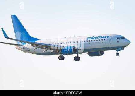 Nowosibirsk, Russland - Juni 7, 2018: Boeing 737-8 AL VP-BPV Pobeda Ansätze für die Landung auf dem internationalen Flughafen Tolmachevo. Stockfoto