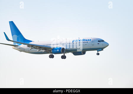 Nowosibirsk, Russland - Juni 7, 2018: Boeing 737-8 AL VP-BPV Pobeda Ansätze für die Landung auf dem internationalen Flughafen Tolmachevo. Stockfoto