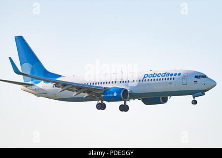 Nowosibirsk, Russland - Juni 7, 2018: Boeing 737-8 AL VP-BPV Pobeda Ansätze für die Landung auf dem internationalen Flughafen Tolmachevo. Stockfoto