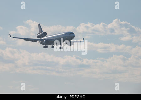 Nowosibirsk, Russland - Juni 7, 2018: McDonnell Douglas MD-11 (F) D-ALCB Lufthansa Cargo Ansätze für die Landung auf dem internationalen Flughafen Tolmachevo. Stockfoto