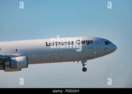 Nowosibirsk, Russland - Juni 7, 2018: McDonnell Douglas MD-11 (F) D-ALCB Lufthansa Cargo Ansätze für die Landung auf dem internationalen Flughafen Tolmachevo. Stockfoto