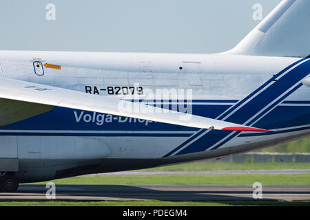 Nowosibirsk, Russland - Juni 7, 2018: Antonov -124-100 Ruslan RA -82079 Volga Dnepr Airlines auf der Landebahn von tolmachevo International Airport. Stockfoto