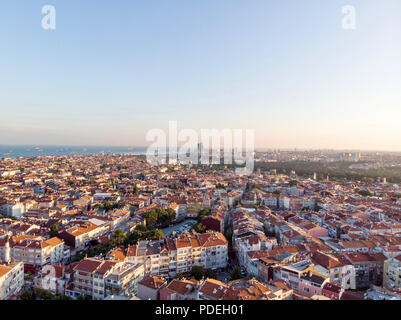 Antenne Drone Ansicht der ungeplanten Verstädterung Istanbul Capa Sehremini Aksaray/Türkei. Stadtbild. Stockfoto