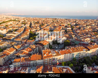 Antenne Drone Ansicht der ungeplanten Verstädterung Istanbul Capa Sehremini Aksaray/Türkei. Stadtbild. Stockfoto