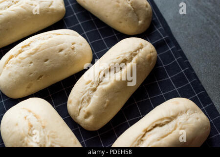 Raw Baguette Brot fertig zu Backen im Ofen. Organische französische Francala Bäckerei Stockfoto