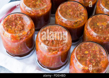 Hausgemachte erhalten Tomatenmark Sauce im Glas. Ökologische Lebensmittel. Stockfoto