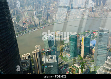 Der Ausblick auf die Stadt, hohe Lebensdauer, Districs, den Fluss Huangpu, den Verkehr, World Trade Center Blick auf Pudong, Shanghai, China, VR China, Volksrepublik China Stockfoto