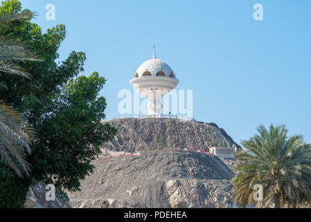 Weißer Marmor Struktur und Aussichtsplattform in der Form eines Schiffes im Weihrauch Riyam Park in Mutrah (alten) Muscat, Oman Stockfoto