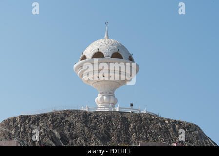 Weißer Marmor Struktur und Aussichtsplattform in der Form eines Schiffes im Weihrauch Riyam Park in Mutrah (alten) Muscat, Oman Stockfoto